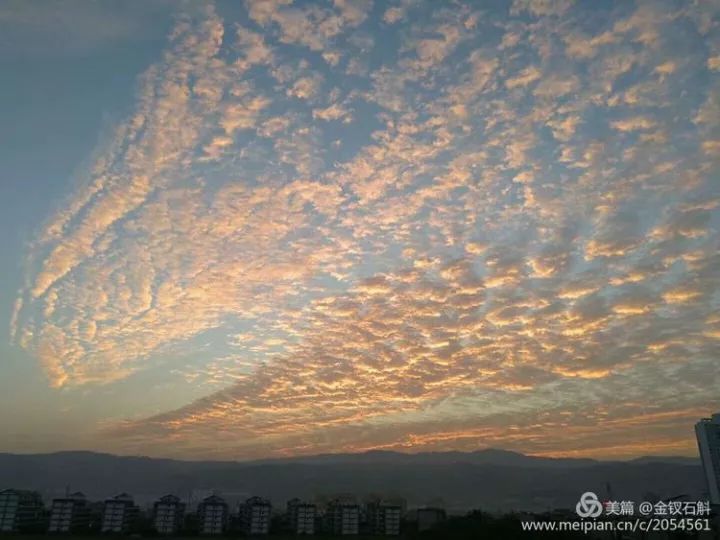 云南楚雄出现大片七彩祥云,七彩祥云云南大理