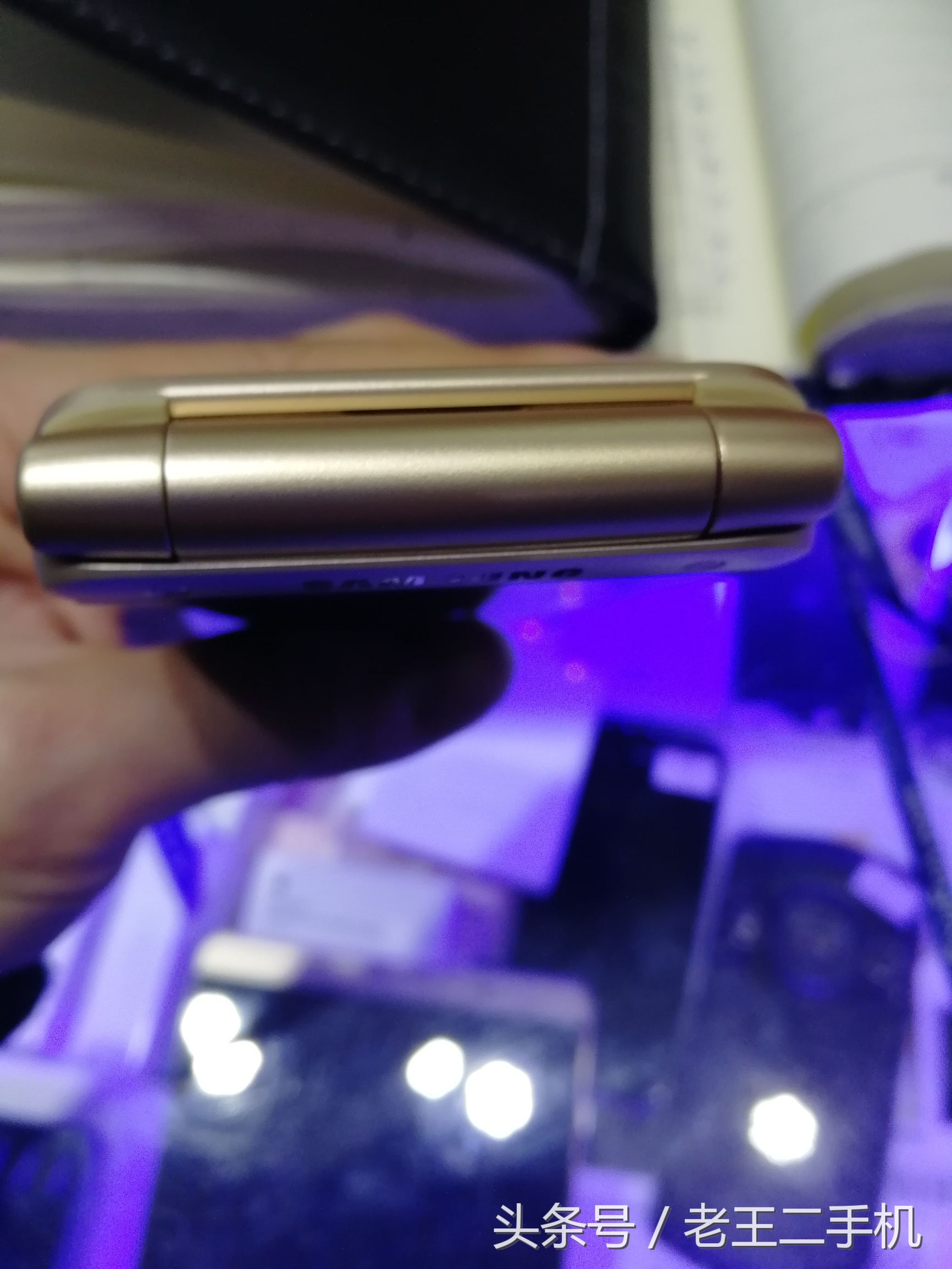 作为告捷人士,三星大翻盖w2019你该如何选择