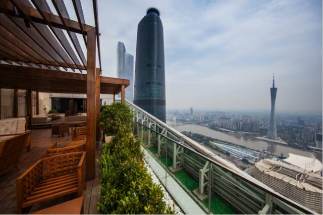 “她”这样被悦游宠爱了：营养餐、精华护理、360度造型服务、艺术中心畅游