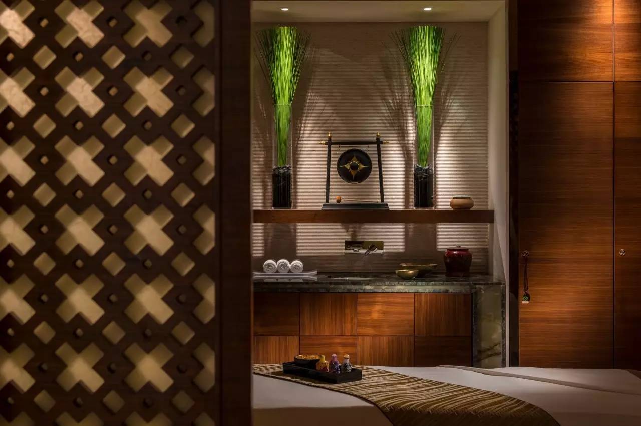 “她”这样被悦游宠爱了：营养餐、精华护理、360度造型服务、艺术中心畅游