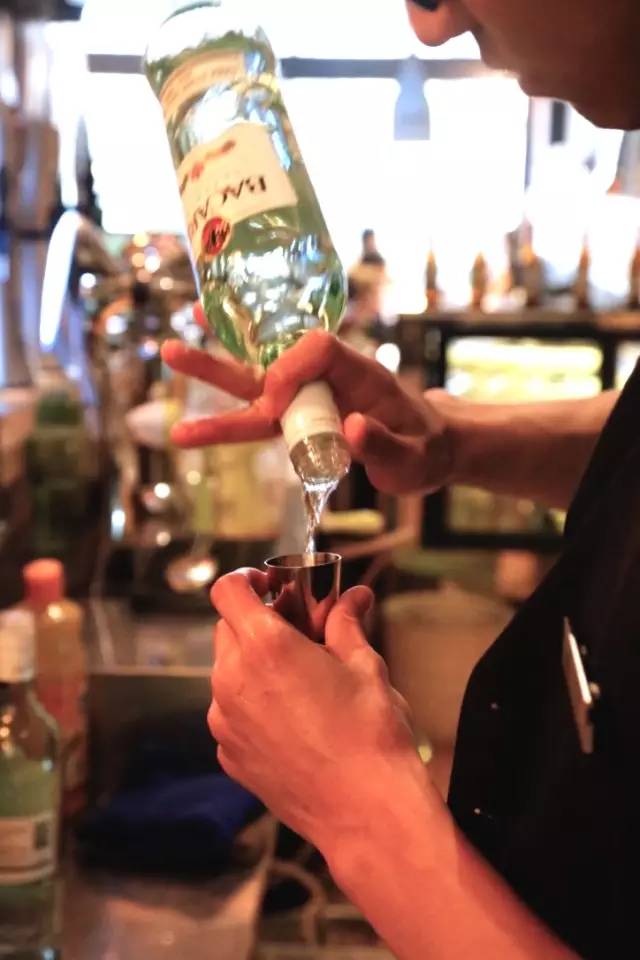 家附近居然藏着这么一家露天餐厅,市中隐藏的特色餐厅