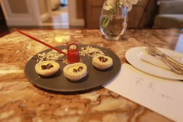 “她”这样被悦游宠爱了：营养餐、精华护理、360度造型服务、艺术中心畅游