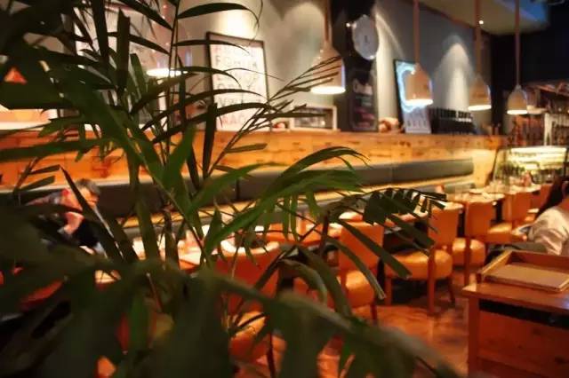 家附近居然藏着这么一家露天餐厅,市中隐藏的特色餐厅