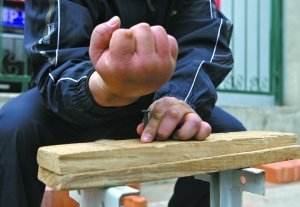 苦练30多年的铁砂掌真功夫,练铁砂掌手变形了图片