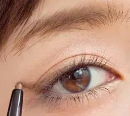 怎么看合适韩妆还是日妆,日妆跟韩妆哪个好用