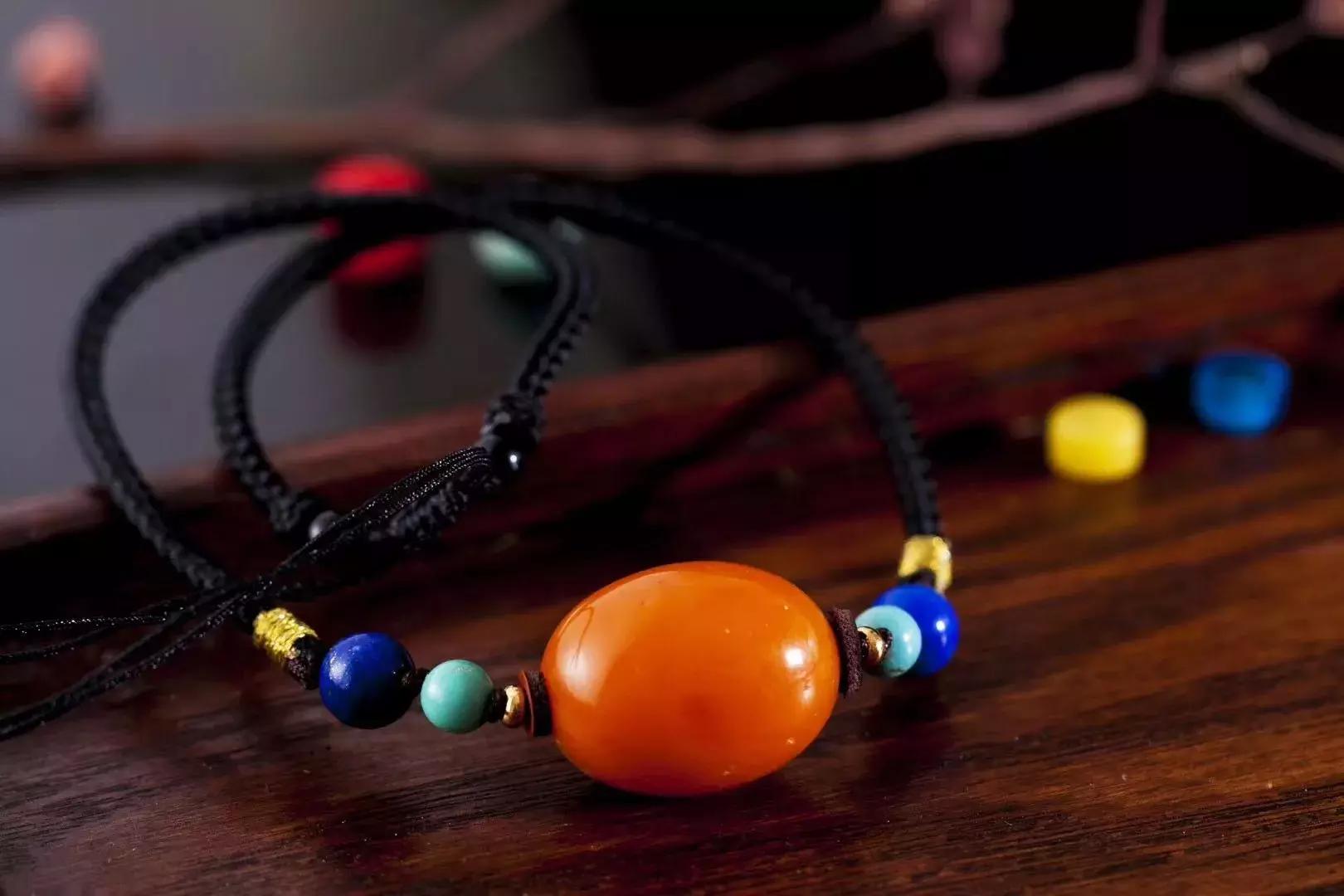 老蜜蜡如何佩戴和养护,老蜜蜡一般都是别人玩过很多年吗