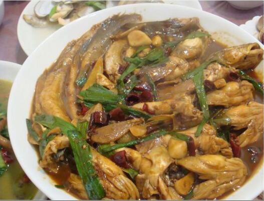 连云港美食小吃剁椒鱼头面,连云港墟沟小吃一条街