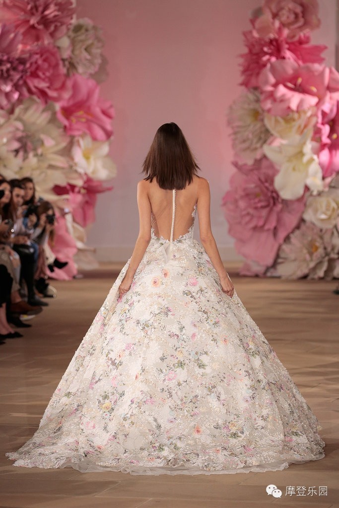 两地办婚礼能够穿两次婚纱吗,婚礼能够穿露脚的婚纱吗