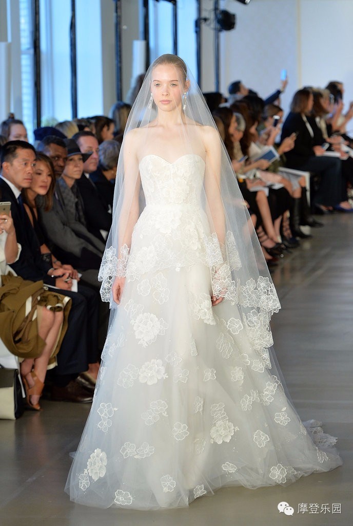 两地办婚礼能够穿两次婚纱吗,婚礼能够穿露脚的婚纱吗