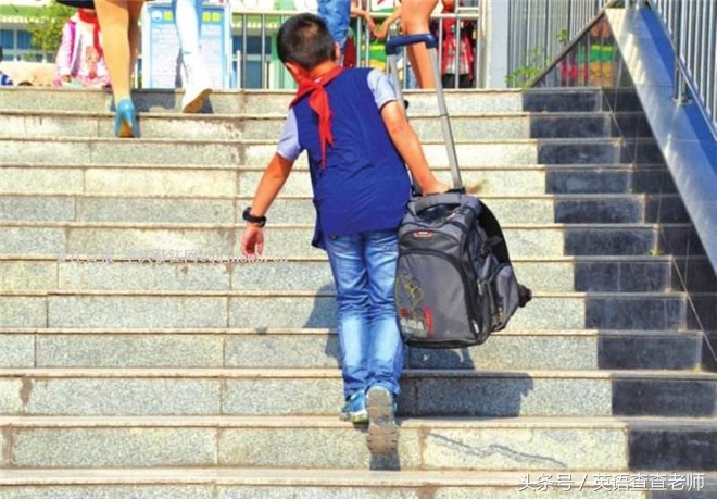 拉杆式书包的坏处,普通书包的危害