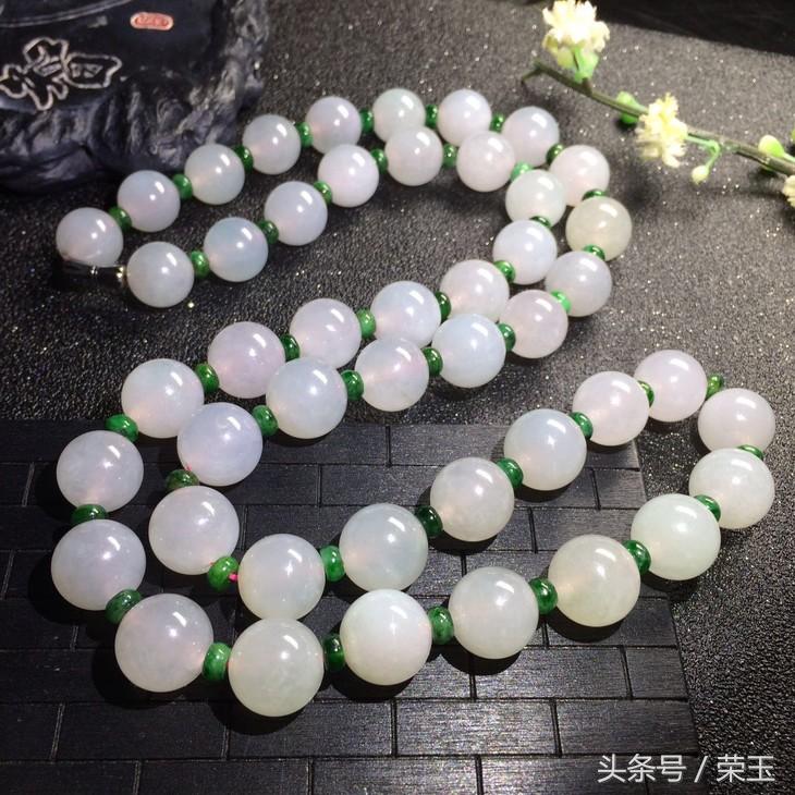 翡翠与玉有什么区别呢哪个更好点,翡翠中的青花玉是什么玉