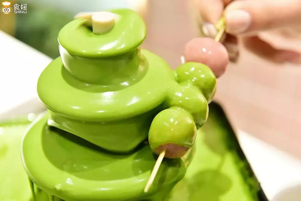 别等下课了，现在就带你去吃抹茶火锅