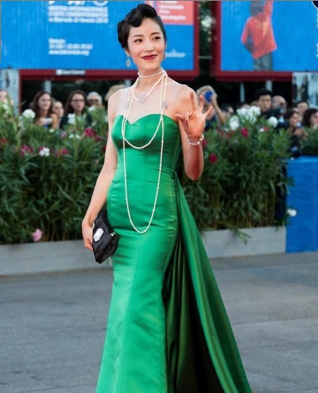 女星戛纳红毯摔倒,女星红毯摔倒外国