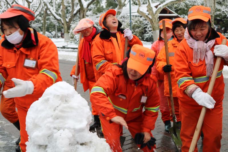 致敬城市美容师浴雪奋战,浴雪奋战致敬最可爱的人