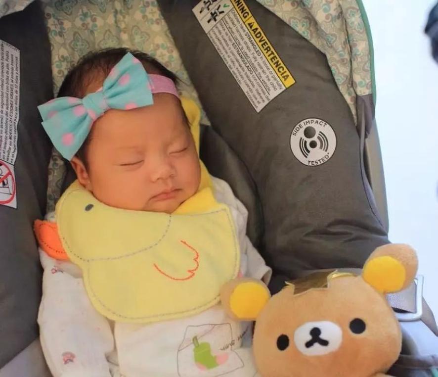 我有个小女儿，给她扎辫子是我至今乐此不疲的事