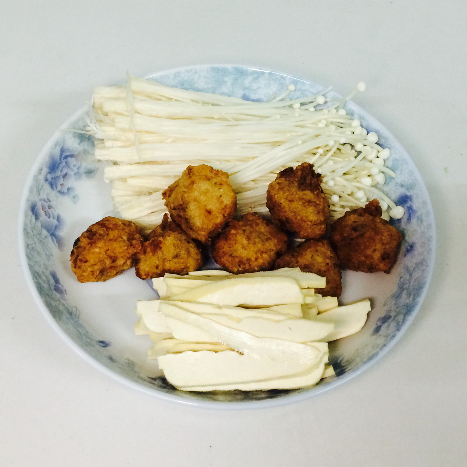 在家里就能做的麻辣烫非常好吃,自己做麻辣烫一锅18块能够5个人吃