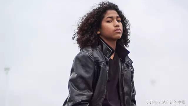 尊严不是一双球鞋能给你的，自强才最重要，看完《KICKS》我哭了