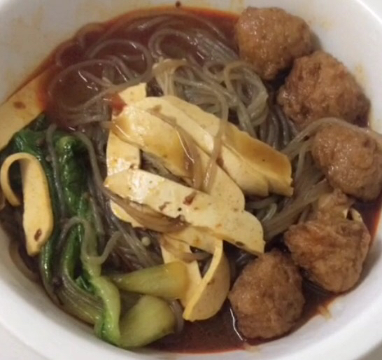 在家里就能做的麻辣烫非常好吃,自己做麻辣烫一锅18块能够5个人吃