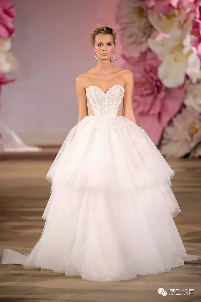 两地办婚礼能够穿两次婚纱吗,婚礼能够穿露脚的婚纱吗