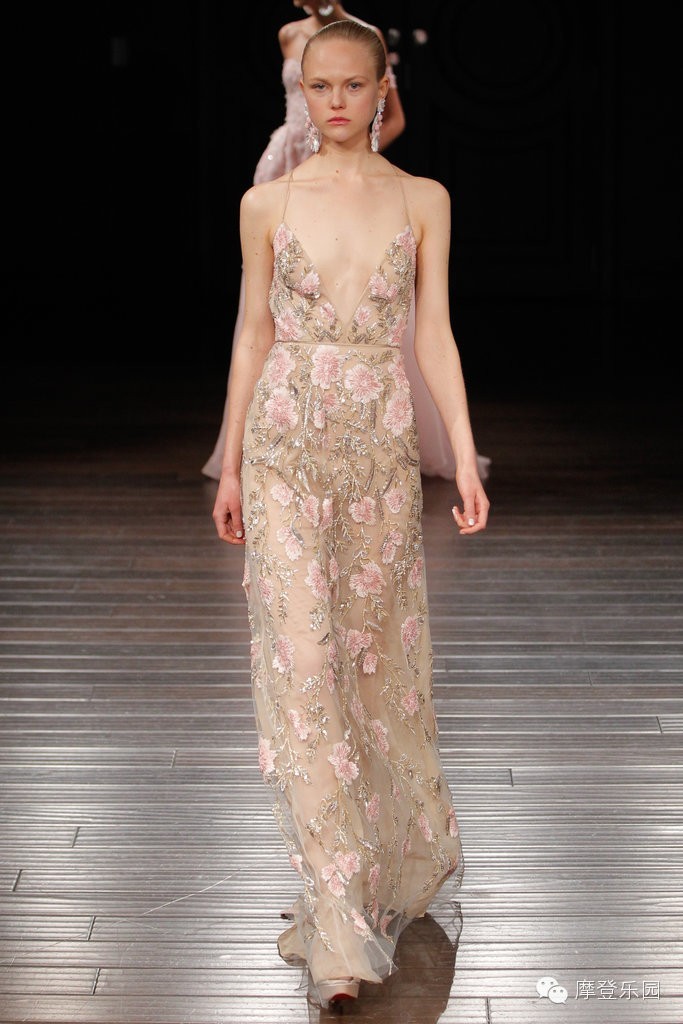 两地办婚礼能够穿两次婚纱吗,婚礼能够穿露脚的婚纱吗