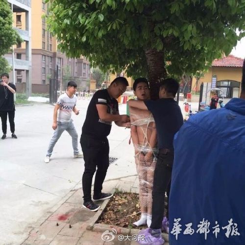 新闻龙门阵｜遭泼狗血！这个新郎太惨了，我宁愿单身到老