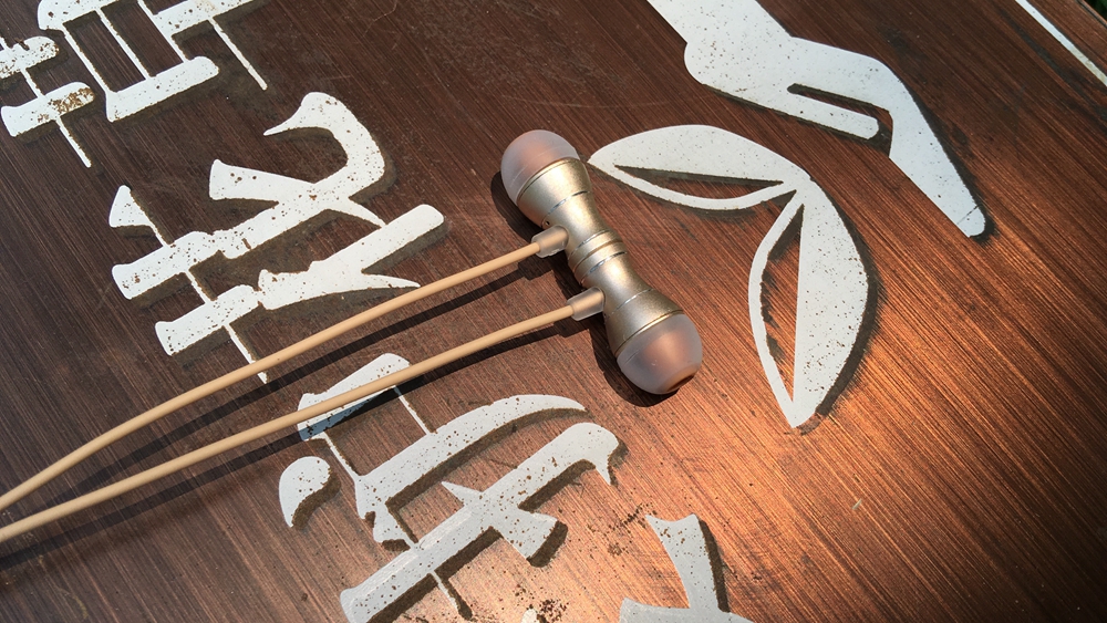 没有低音效果的耳机,能发出低音炮感觉的耳机