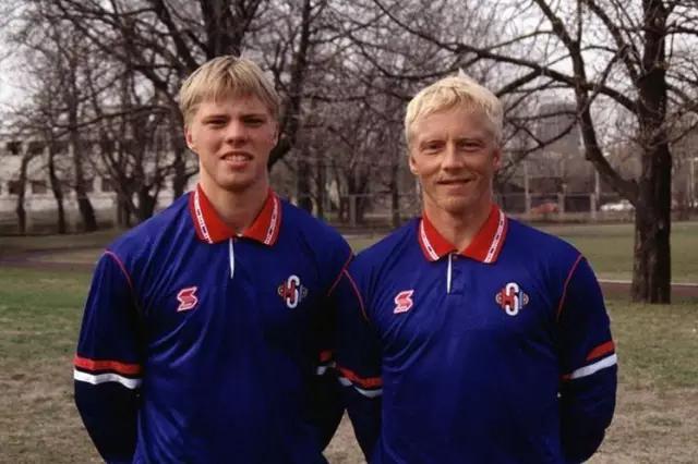 他出生时父亲年仅17岁，17年后国家队比赛中替补出场换下父亲