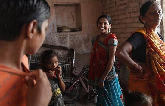 男子见远房亲戚貌美如花，支开其丈夫欲猥琐惨遭阉割