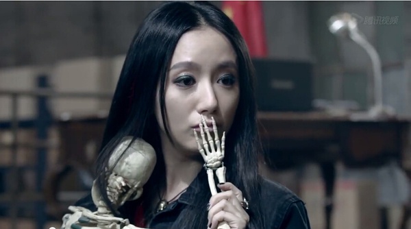 她16岁出道，19岁*款贷**养家，虽演技不俗，却一直不温不火