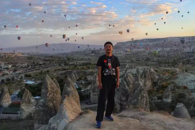 旅行叫他变沧桑，也叫他犯二，但还是死性不改