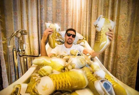 宁愿买超A的Yeezy假装高贵，也不穿国潮被人叫做土锤？！