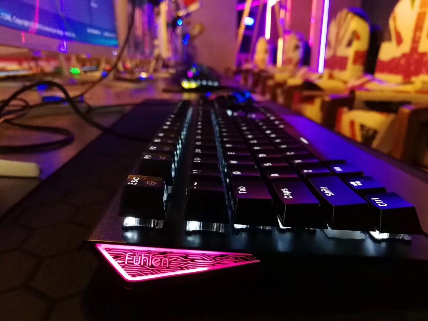 认准配备富勒键鼠的网咖，寒假吃鸡更轻松