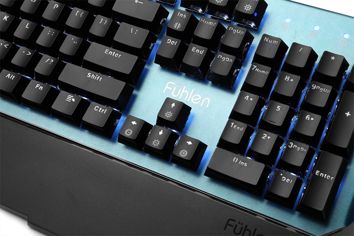 认准配备富勒键鼠的网咖，寒假吃鸡更轻松