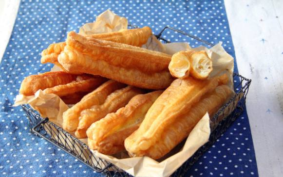 早餐别吃油条了教你一个懒人做法,早餐吃什么无矾小油条