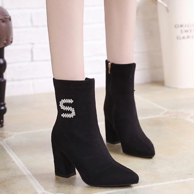 现在流行什么样的马丁靴好看,今年最流行中筒马丁靴