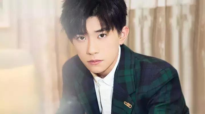 易烊千玺为什么颜值变化这么大,易烊千玺近年来的颜值变化