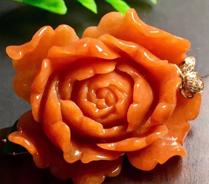 翡翠水滴吊坠的寓意是什么,男士戴如意翡翠吊坠的寓意