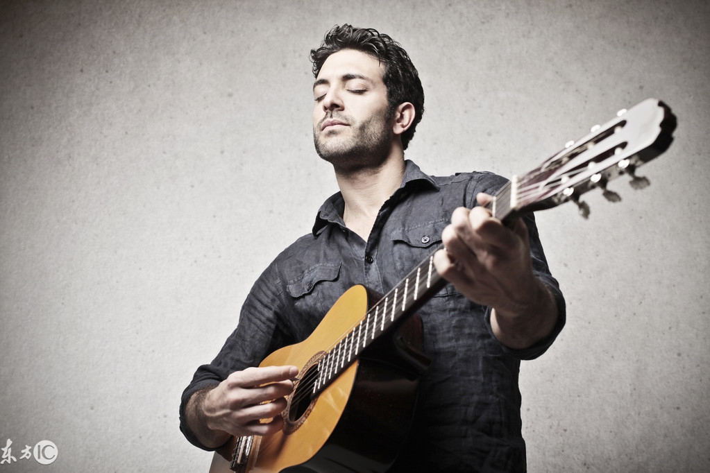 弹吉他是用拨片好还是手指弹好,弹吉他到底是手指好还是拨片好