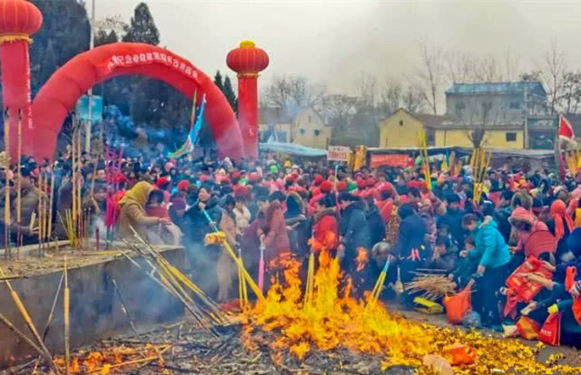 河南民间庙会美食,河南庙会大锅菜免费吃