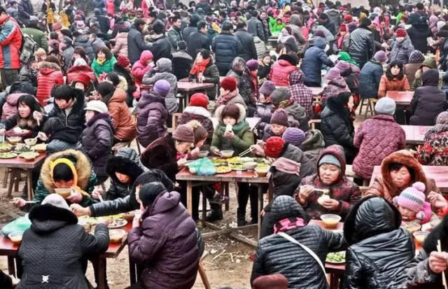 河南民间庙会美食,河南庙会大锅菜免费吃