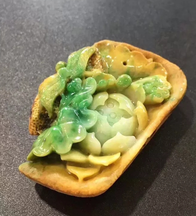 翡翠水滴吊坠的寓意是什么,男士戴如意翡翠吊坠的寓意