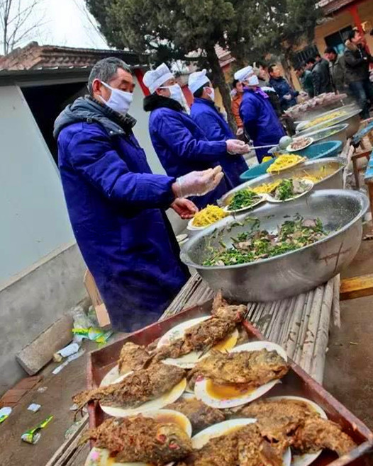 河南民间庙会美食,河南庙会大锅菜免费吃