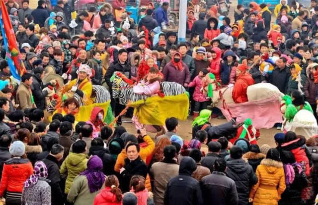 河南民间庙会美食,河南庙会大锅菜免费吃