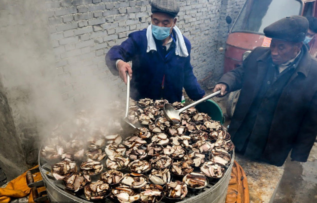 河南民间庙会美食,河南庙会大锅菜免费吃