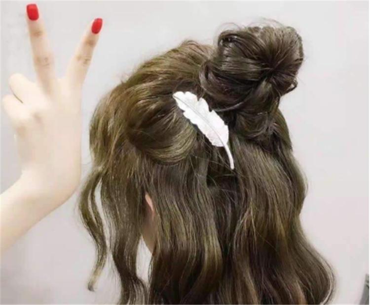 短发女生头发翘怎么办,合适头发爱翘的女生的短发