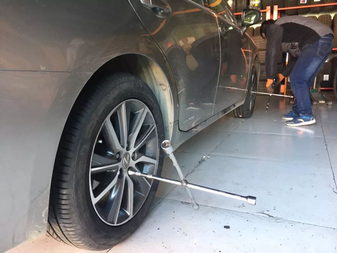 刚换的新胎是不是不好开,开了快五万公里了需要换胎吗