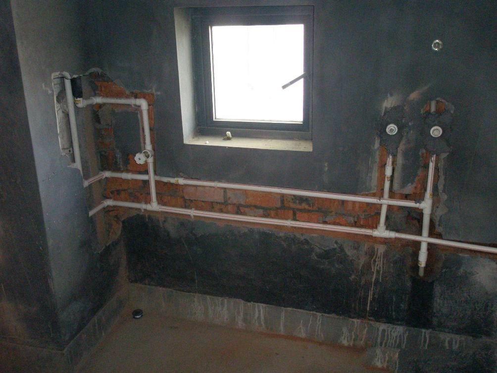 我家花洒变成歪脖子，装修师傅竟说不是他的错！大家评评理