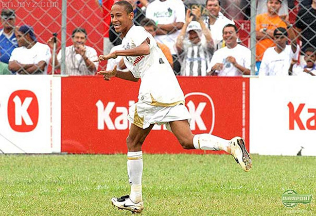 足球场穿足球鞋玩飞盘,足球场穿客队球衣