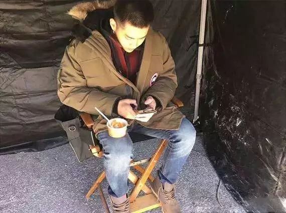 不要手机和钱包，这款羽绒服成小偷新目标！街头直接强扒……