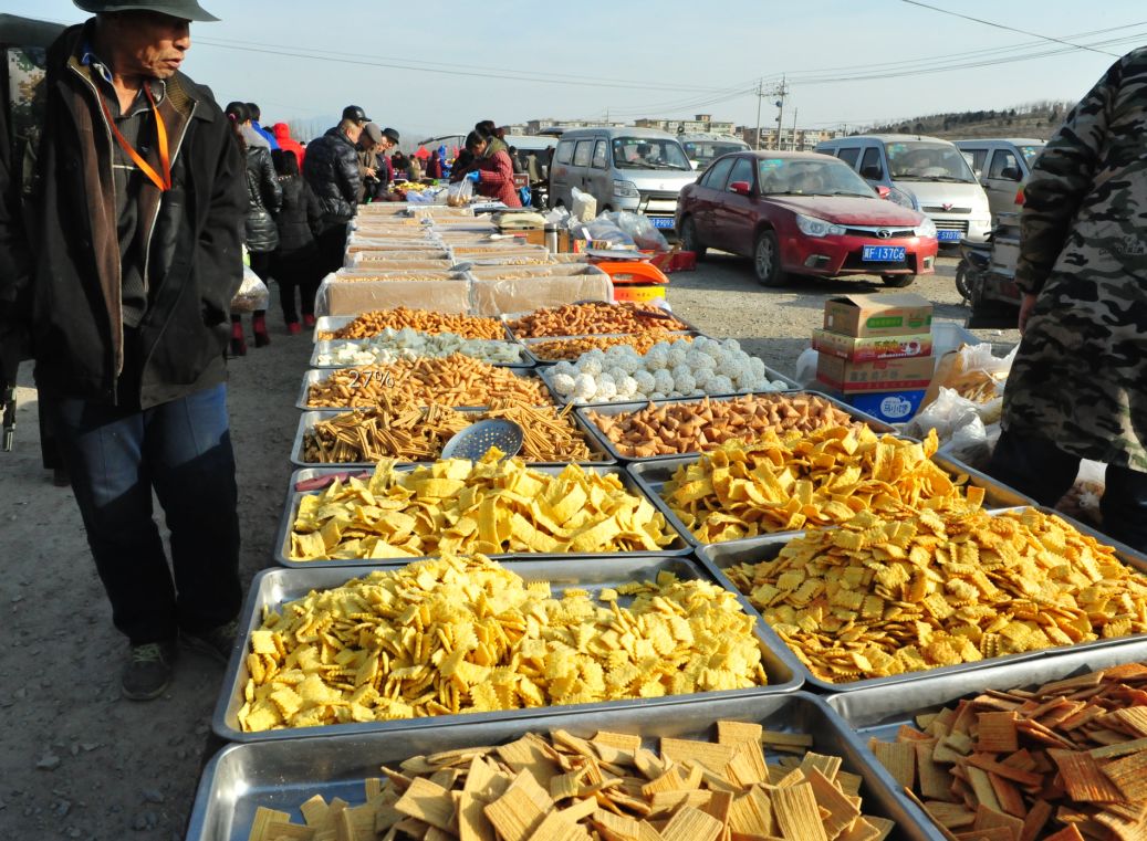 赶大集办年货浓浓年味迎春节,赶年货大集品浓浓年味
